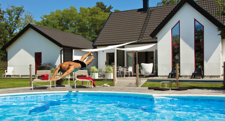 En man hoppar i åttaformad pool